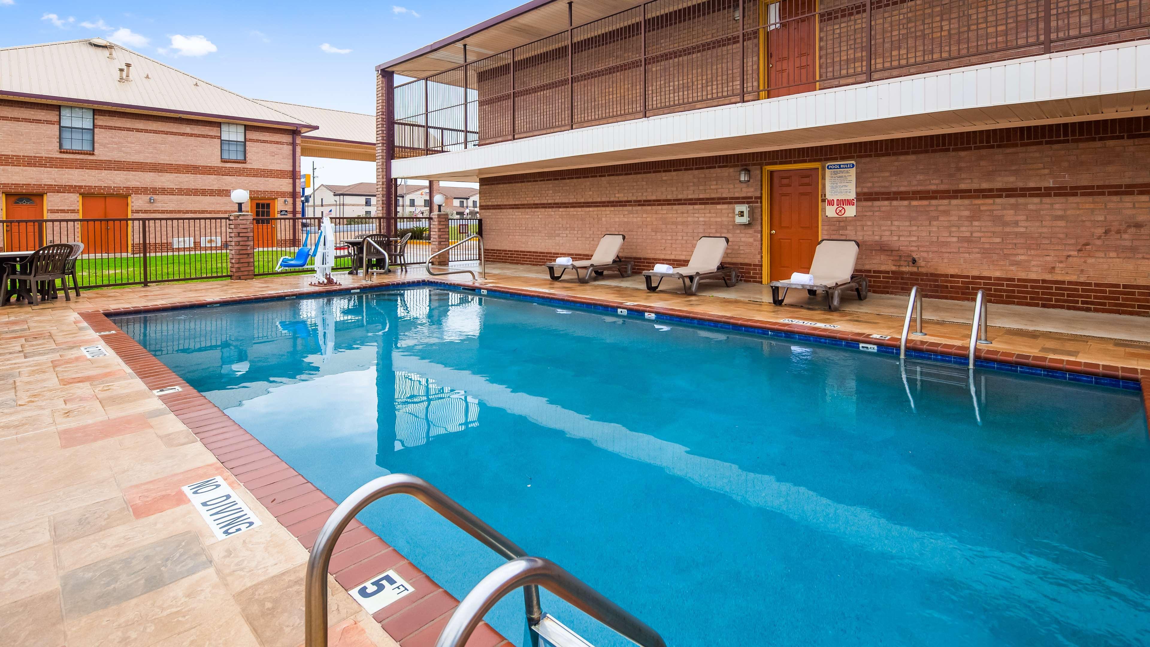 Best Western Executive Inn Маршъл Екстериор снимка